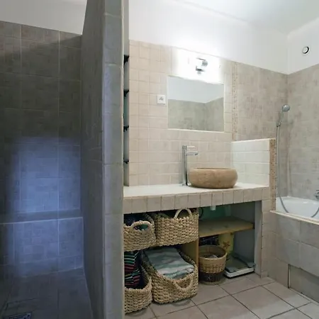 Mas De Village Avec Piscine Et Grand Jardin Cloture